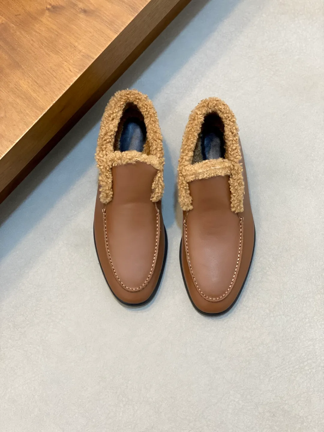 Men's Men's Shoes💰860 LoroPiana/nuoyoupiana men's new autumn and winter wool shoes, Dongguan-made raw materials are in great demand! This casual shoe is made of imported calfskin, with a full wool lining and insole for an extraordinarily comfortable and warm wearing experience. The ultra-light two-color rubber sole creates a charming modern aesthetic. There is an LP logo on the bottom. The style is simple and fashionable, and the upper foot is comfortable, warm and breathable! Comes complete with original box packaging! Size: 39-40-41-42-43-44 standard leather shoe size (45/46 can be customized but does not support returns)